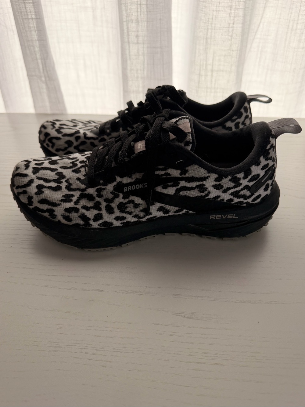 Brooks Revel Leopard Print Running Shoes - Black/White 6.5 - Picture 2 of 5